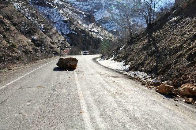 Tunceli-erzincan Karayoluna Kaya Düştü