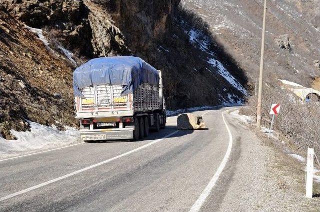 Tunceli-erzincan Karayoluna Kaya Düştü