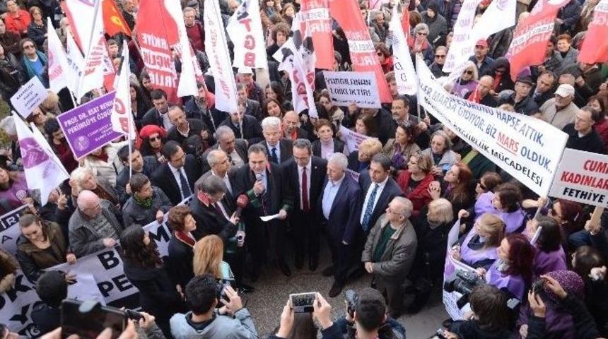 Pek&uuml;nl&uuml; Davasında Chp Protestosu