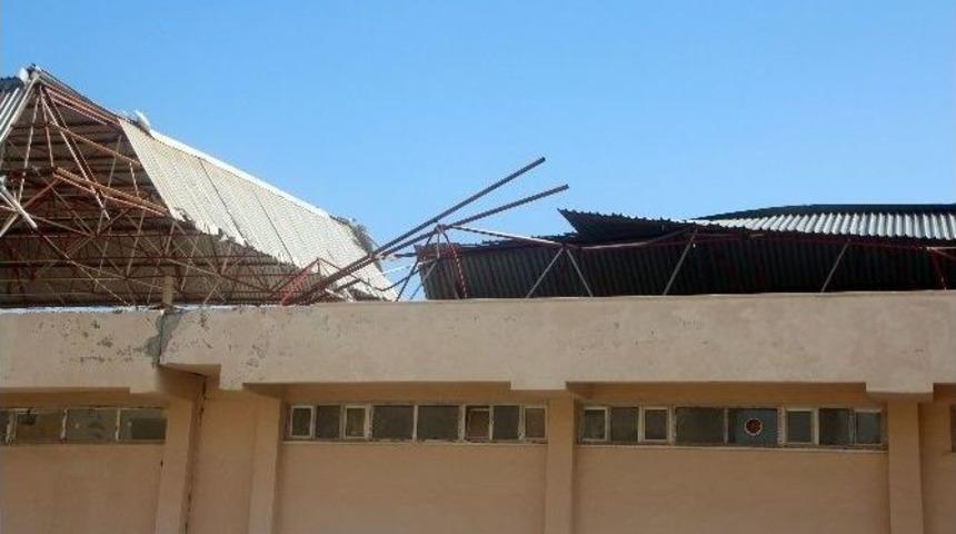 Çatısı Çöken Stadın Demirleri Tehlike Saçıyor