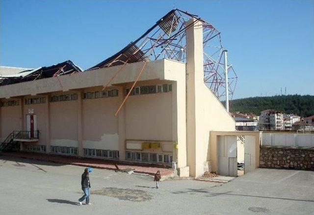 Çatısı Çöken Stadın Demirleri Tehlike Saçıyor