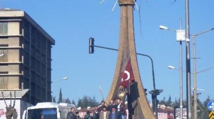 Şehit Asker Anıtı &Ouml;n&uuml;nde Asker Ve Ailelerinin Hatıra Fotoğraf İlgisi