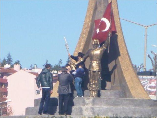 Şehit Asker Anıtı Önünde Asker Ve Ailelerinin Hatıra Fotoğraf İlgisi