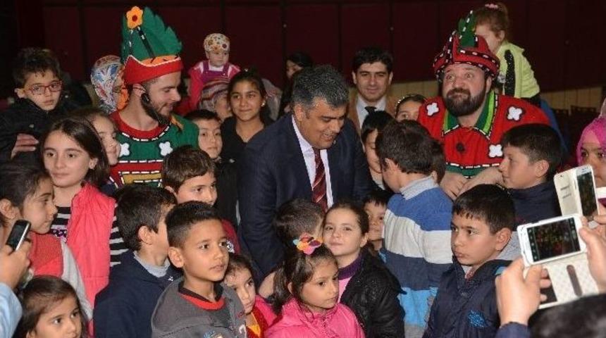 Başkan &Ouml;zg&uuml;ven &Ouml;ğrencilerle Tiyatro İzledi