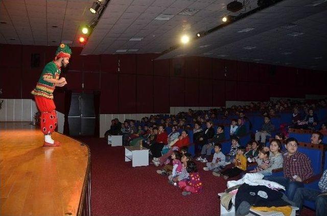 Başkan Özgüven Öğrencilerle Tiyatro İzledi