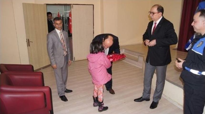 Polislerden Sevgi Evlerinde Kalan &Ccedil;ocuklara S&uuml;rpriz