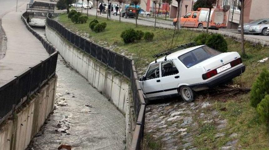 Su Kanalına D&uuml;şmekten Korkuluklar Kurtardı