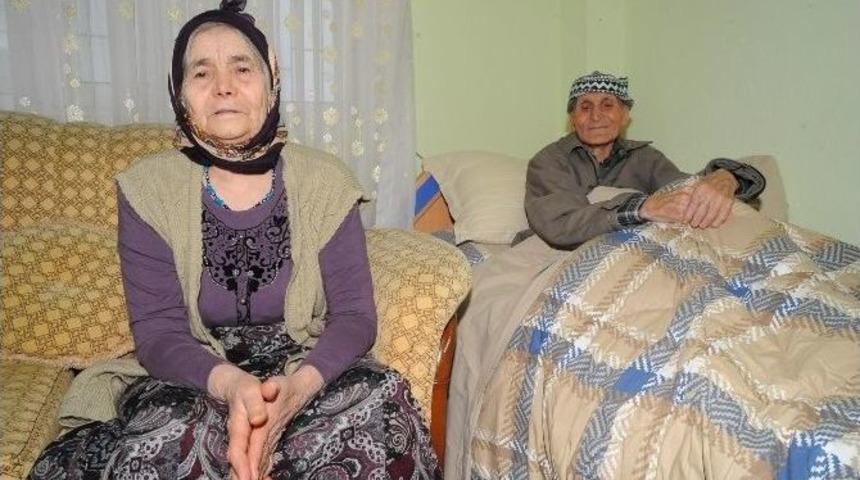 Uşak&rsquo;ta Valiliğin Sahip &Ccedil;ıktığı Yaşlı &Ccedil;ift Yeni Evleri Taşındı