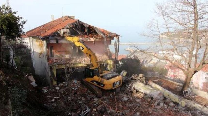 Bağımlılıların Mesken Tuttuğu Eski &Ouml;ğretmenevi Yıkılıyor