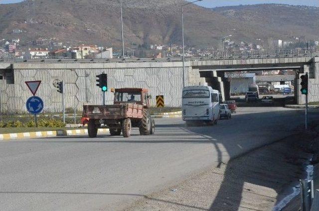 Saraycık Kavşağı’nda Başlatılan Trafik Sinyalizasyon Çalışmaları Tamamlandı