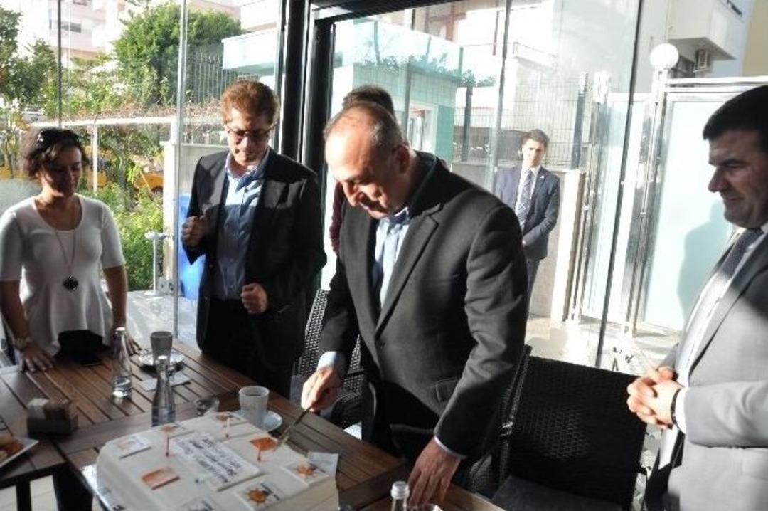 Bakan &Ccedil;avuşoğlu&rsquo;na S&uuml;rpriz Doğum G&uuml;n&uuml;