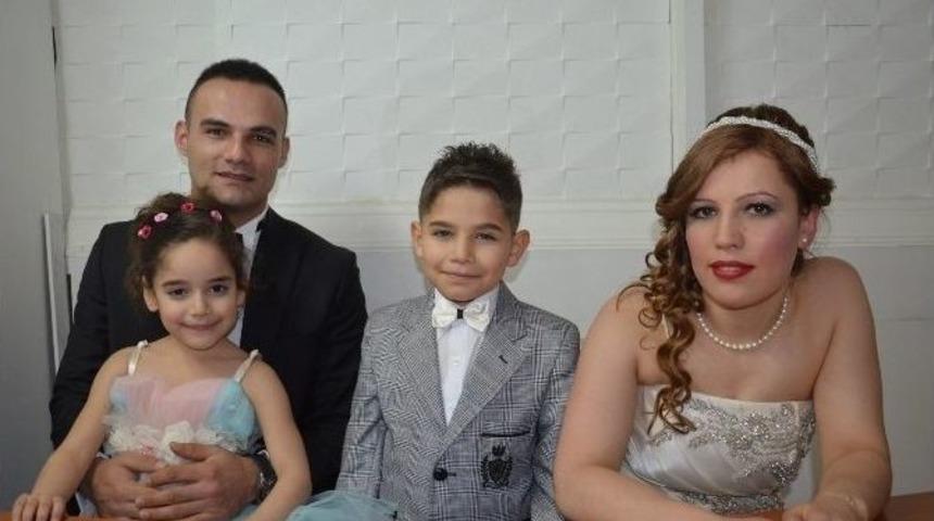 Evliliklerinin Yıl D&ouml;n&uuml;m&uuml;nde &Ccedil;ocuklarıyla D&uuml;ğ&uuml;n Yaptılar