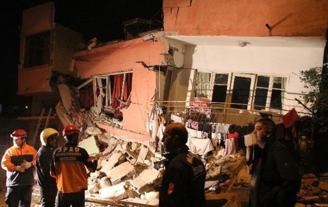 Mersin&rsquo;de 2 Katlı Bina &Ccedil;&ouml;kt&uuml;: 4 Yaralı