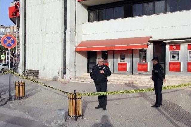 Banka Önündeki Şüpheli Poşet Polisi Alarma Geçirdi