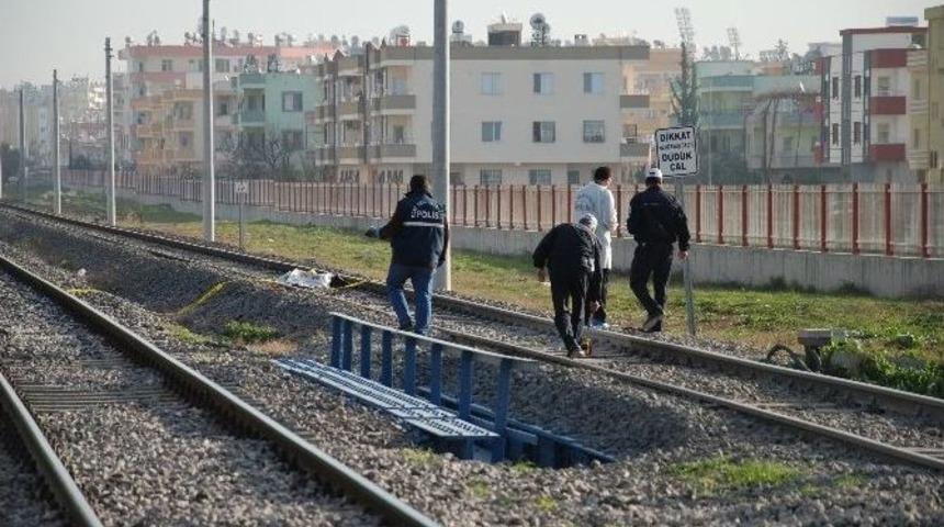 Trenin &Ouml;n&uuml;ne Atlayarak İntihar Etti