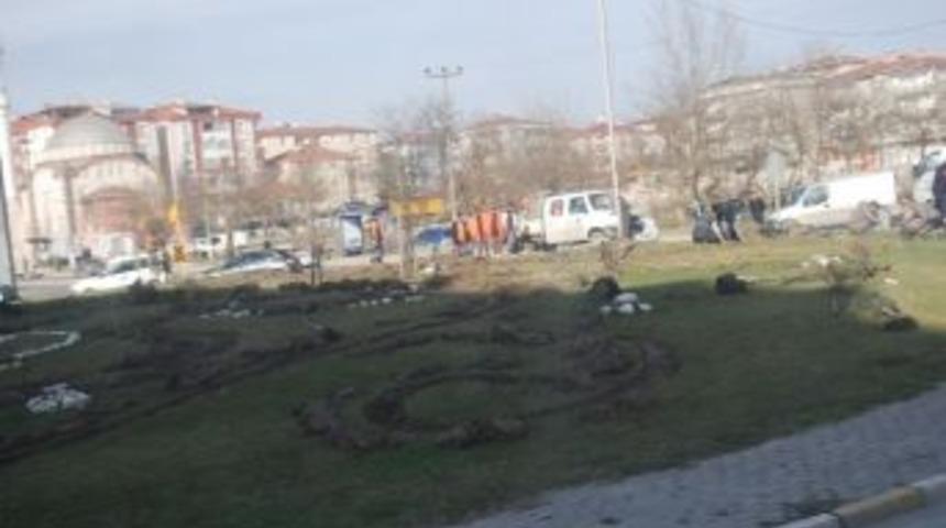 Kapaklı’da Kavşaklar Çiçek Açtı