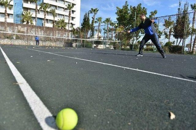 Konyaaltı’nda Tenis Kortlarına Yoğun İlgi