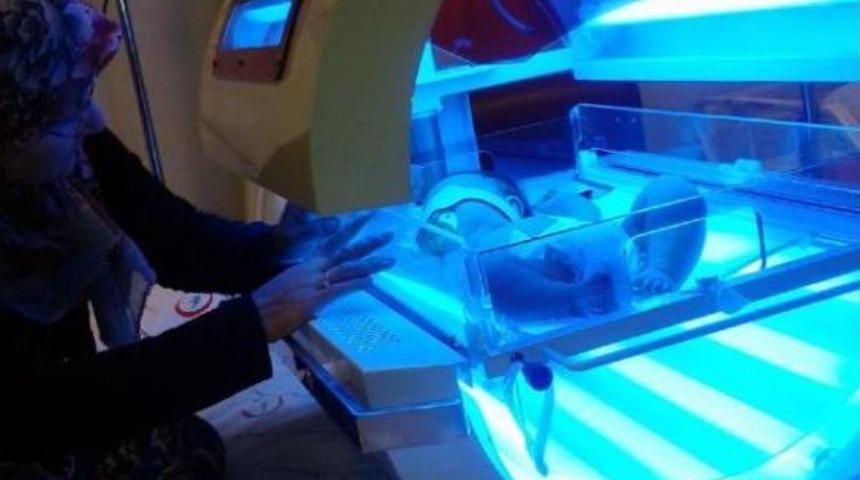 Poyraz Bebek Modern Fototerapi Cihazında