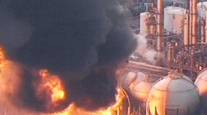 Petrol tesisleri yanıyor