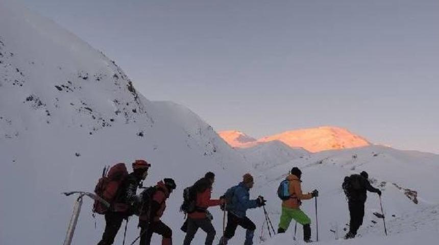 Dağcılardan Y&uuml;ksekova'daki Kandil Dağı'na Ilk Tırmanış
