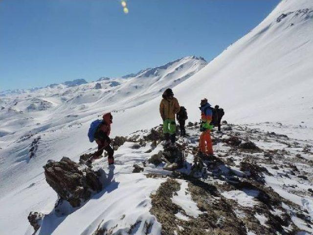 Dağcılardan Yüksekova'daki Kandil Dağı'na Ilk Tırmanış