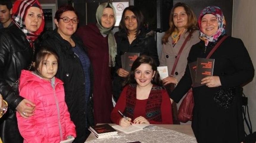 Şair &Ccedil;andarlı İlk Kitabını Tanıttı