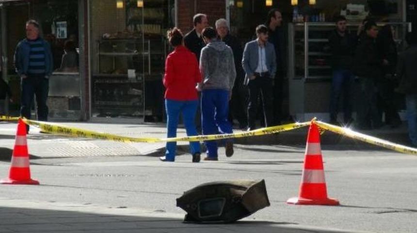 Otomobilden Yola Atılan &Ccedil;anta Polisi Alarma Ge&ccedil;irdi