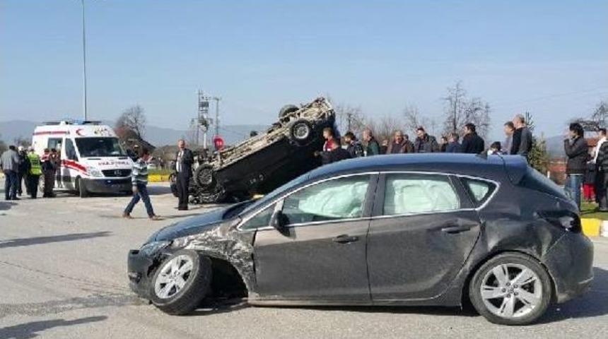 D&uuml;zce'de Minib&uuml;sle Otomobil &Ccedil;arpıştı: 2 Yaralı