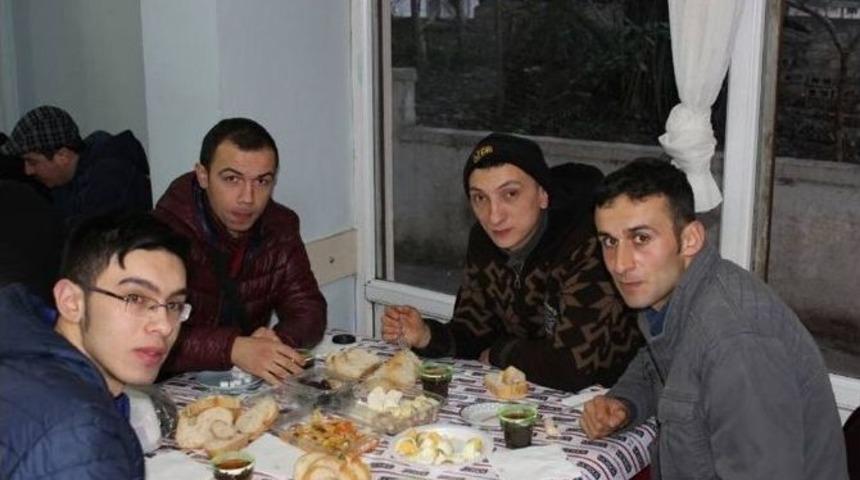 Gen&ccedil;ler Namazda Buluşuyor