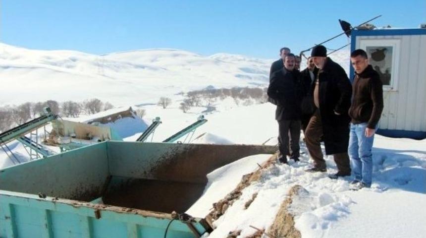 Taşeron İş&ccedil;iler, Maaşlarını Alamadıkları İ&ccedil;in Y&uuml;klenici Firmanın Taş Kırma Makinelerine El Koydu