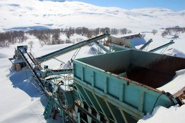 Taşeron İşçiler, Maaşlarını Alamadıkları İçin Yüklenici Firmanın Taş Kırma Makinelerine El Koydu