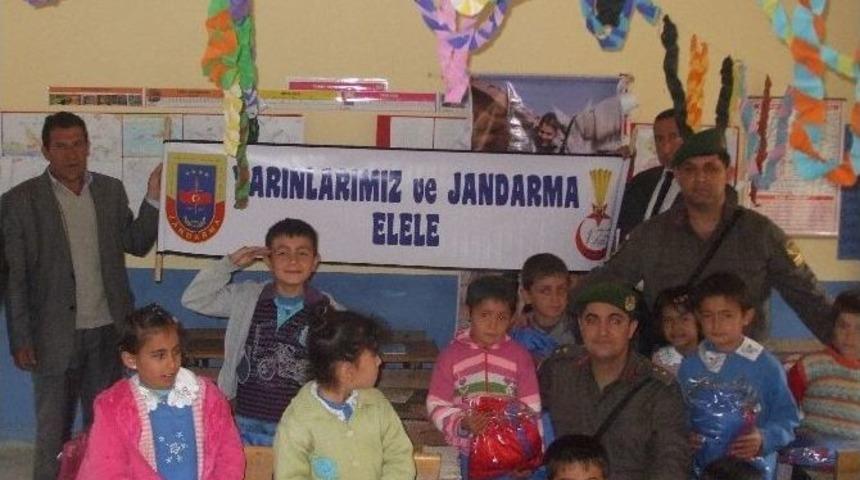 Jandarmadan &Ccedil;ocuklara Kıyafet Yardımı
