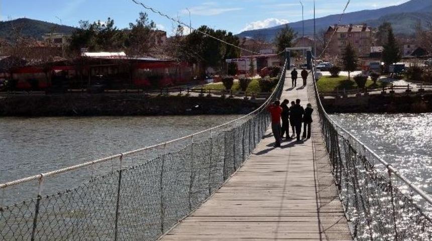 Osmancık&rsquo;ta G&uuml;neş Y&uuml;z&uuml;n&uuml; G&ouml;sterdi, Vatandaş Irmak Kıyısına Akın Etti