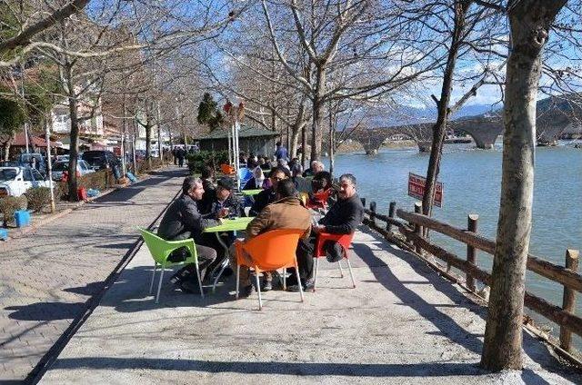 Osmancık’ta Güneş Yüzünü Gösterdi, Vatandaş Irmak Kıyısına Akın Etti