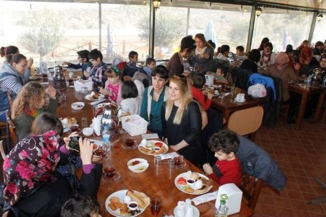 Ak Kadınlar Kimsesiz &Ccedil;ocuklarla Buluştu