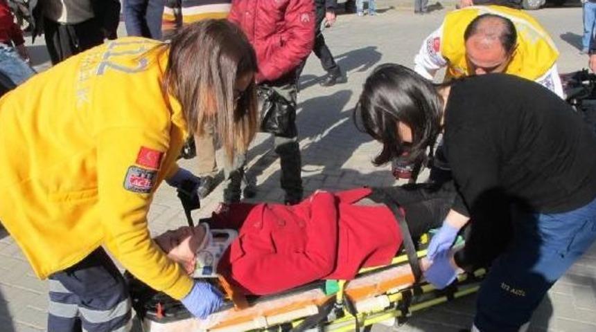 Motosiklet Kamyonetle Kavşakta &Ccedil;arpıştı: 1 Yaralı