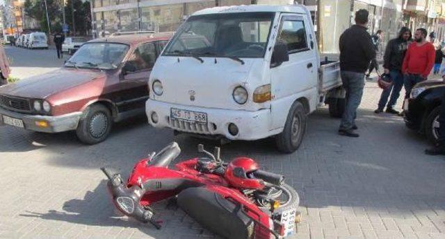 Motosiklet Kamyonetle Kavşakta Çarpıştı: 1 Yaralı