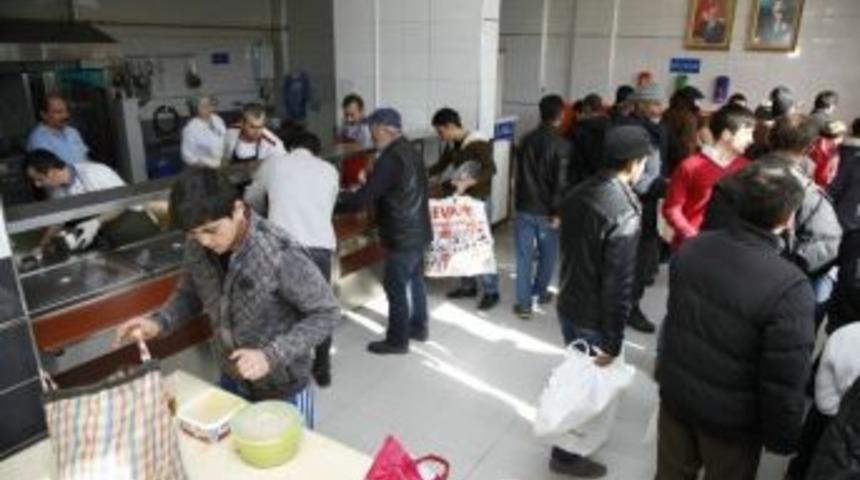 Odunpazarı’ndan Yüzlerce Afgan Ve Türkmene Sıcak Yemek