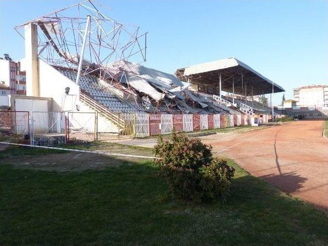 Gençlik Hizmetleri Ve Spor İl Müdürlüğü’nden Çatıdan Sarkan Demirler İçin Önlem