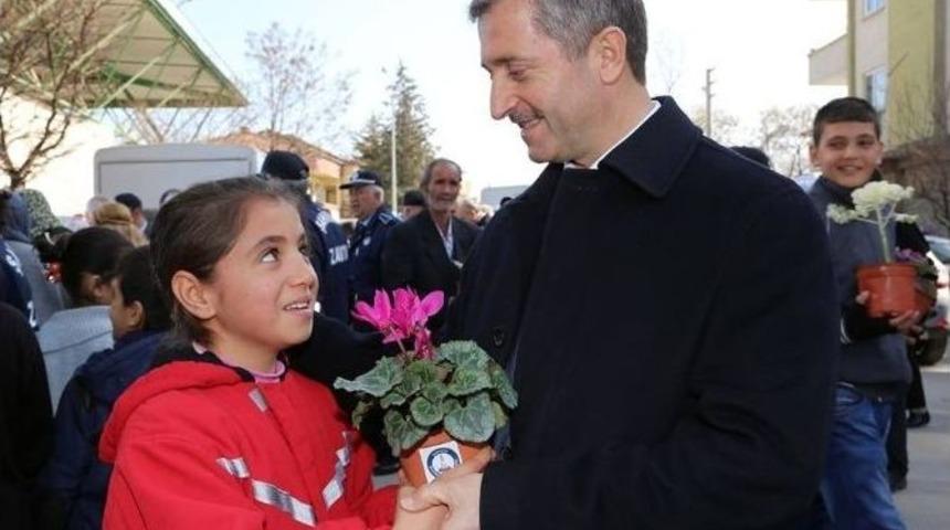 Şahinbey&rsquo;den Vatandaşlara 80 Bin &Ccedil;i&ccedil;ek