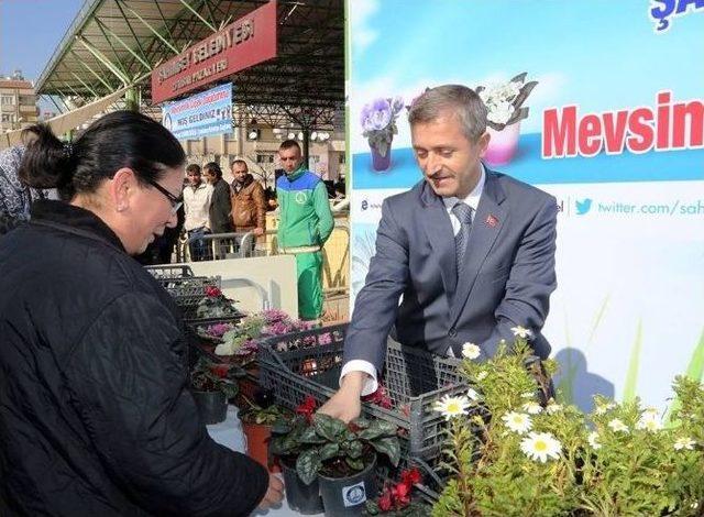 Şahinbey’den Vatandaşlara 80 Bin Çiçek