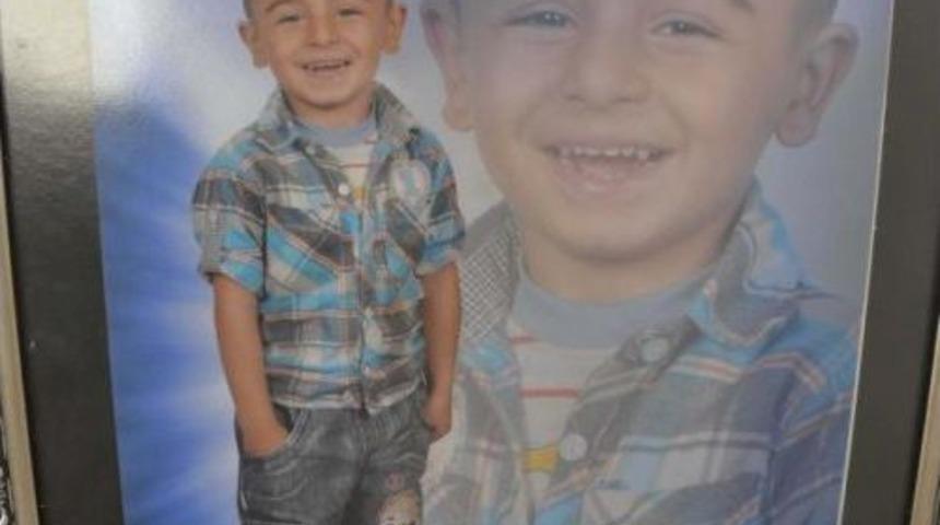 Su Dolu &Ccedil;ukura D&uuml;ş&uuml;p &Ouml;len Minik Metin G&ouml;zyaşları I&ccedil;inde Toprağa Verildi