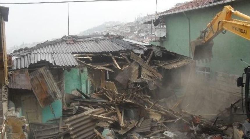 İzmit, Eski Yapılardan Temizleniyor