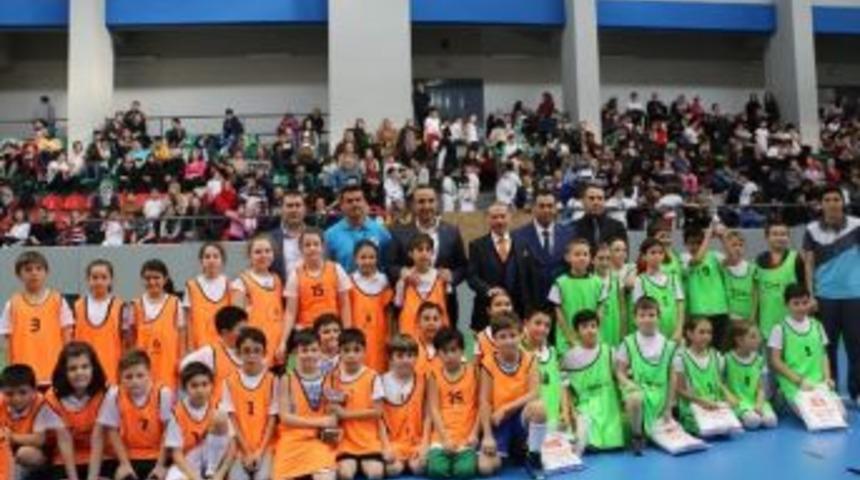 Spor A.ş.&rsquo;den Miniklere Karne Hediyesi