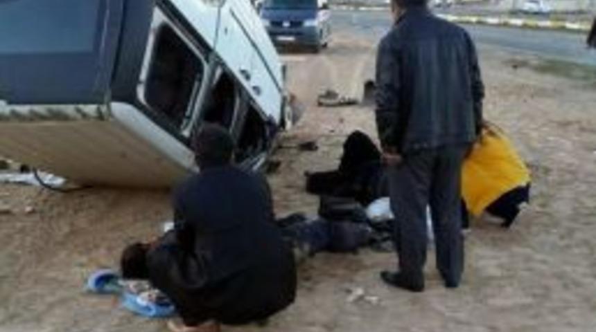 İki Otomobil Kavşakta &Ccedil;arpıştı: 3 &Ouml;l&uuml;, 3 Yaralı