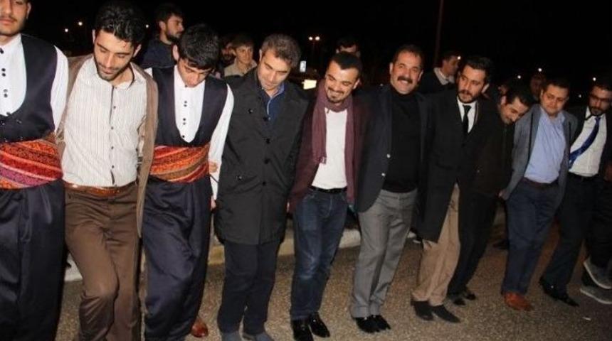 Finale Kalan Elazığlı Emrah G&uuml;ll&uuml;&rsquo;ye, Davullu, Klarnetli Karşılama