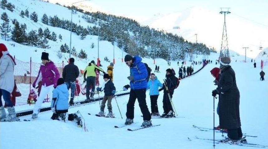 S&ouml;mestr Tatilcilerinin Kayak Keyfi