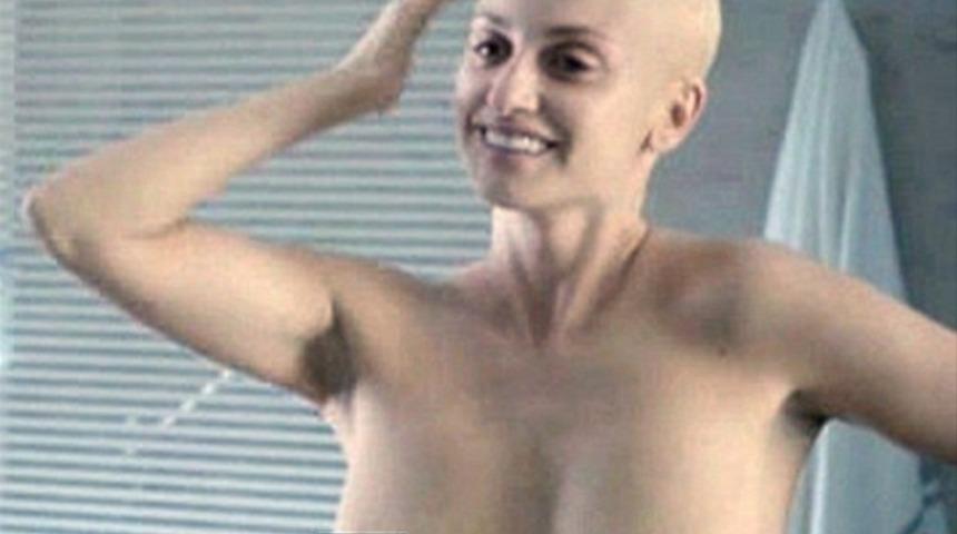 Penelope Cruz g&ouml;ğ&uuml;s kanseri i&ccedil;in soyundu 