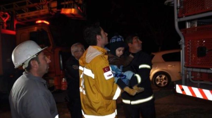 8 Katlı Apartmanda Yangın: 15 Kişi Dumandan Etkilendi