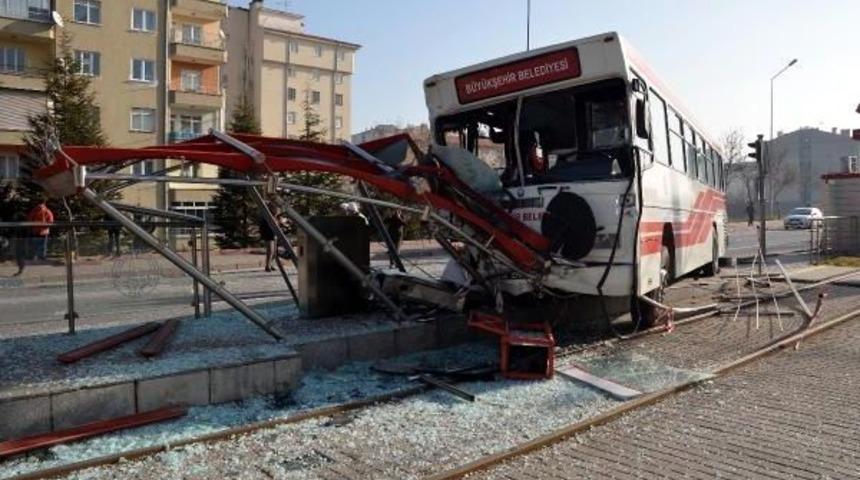 İş&ccedil;i Servisine &Ccedil;arpan Otob&uuml;s Tramvay Durağına Girdi